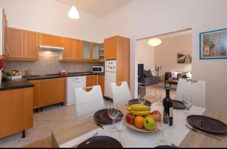 Apartment Stepanska Praag Buitenkant foto