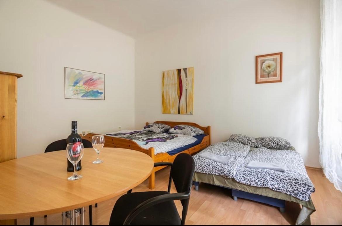 Apartment Stepanska Praag Buitenkant foto