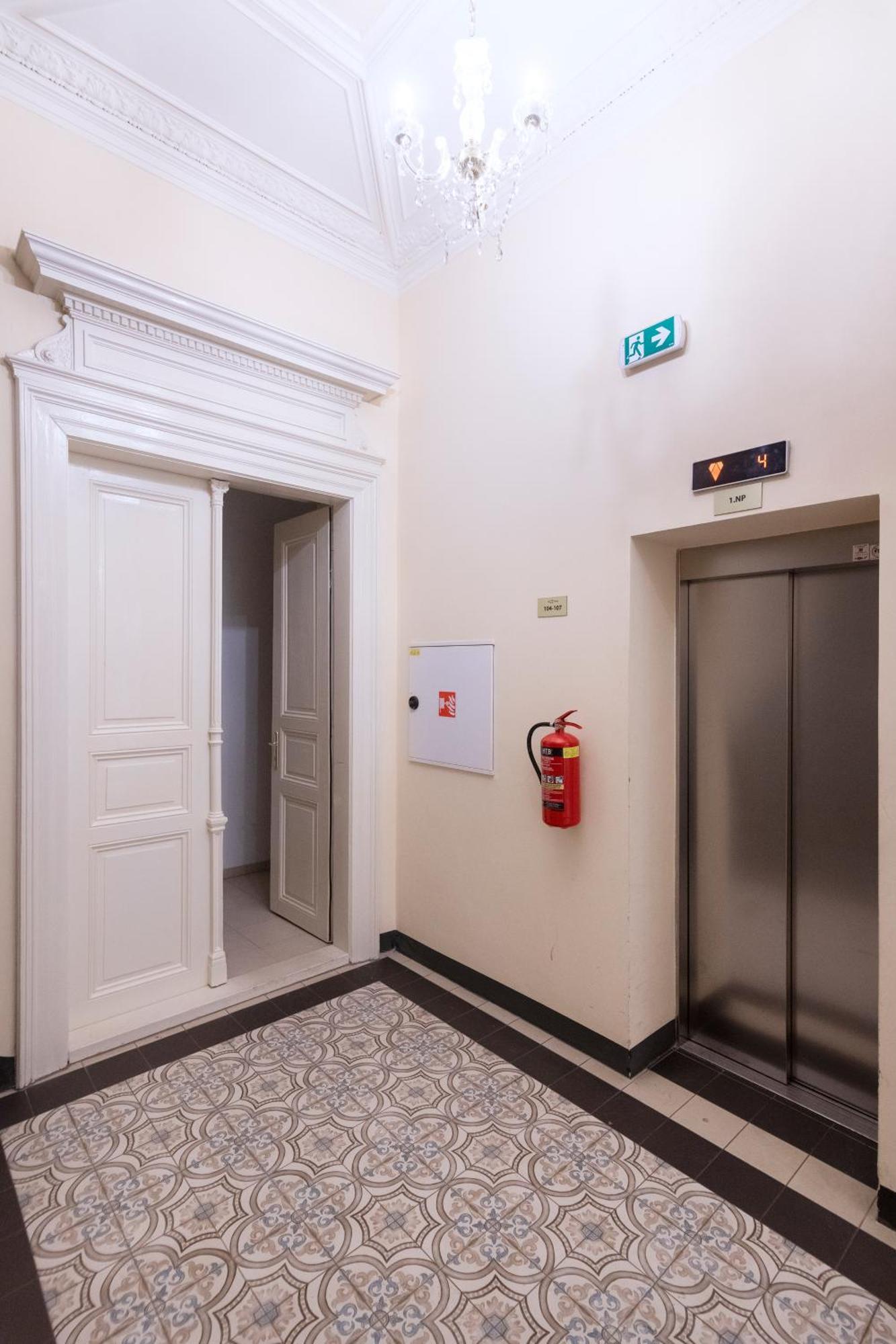 Apartment Stepanska Praag Buitenkant foto